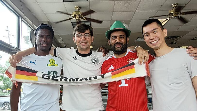 Vier Studenten aus drei Kontinenten, alle Deutschland-Fans, im "503 Bagels & Pizza" in der Washington Avenue in Carlstadt &ndash; in der N&auml;he des WM-Stadions in East Rutherford.