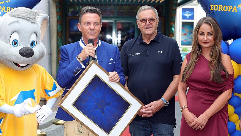 Stefan Mross und Partnerin Eva Luginger mit Europa-Park-Gründer Roland Mack. Stefan Mross und Partnerin Eva Luginger mit Europa-Park-Gründer Roland Mack.