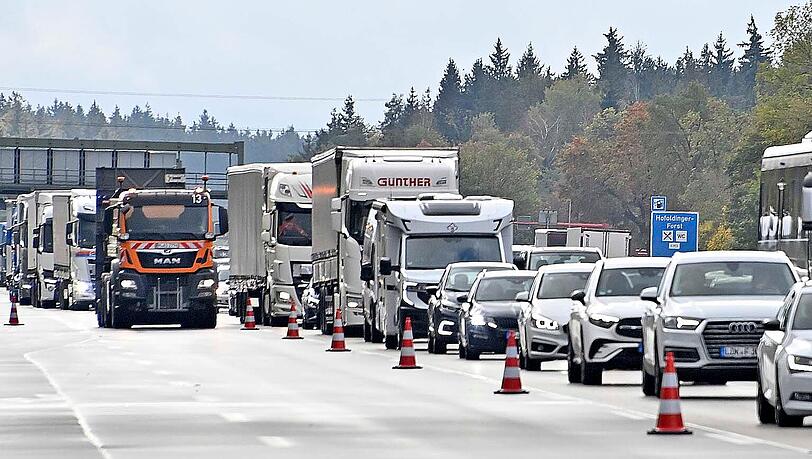 Durch die komplette Sperre der Fahrspuren Richtung München bildete sich ein kilometerlanger Stau. Durch die komplette Sperre der Fahrspuren Richtung München bildete sich ein kilometerlanger Stau.