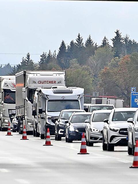 Durch die komplette Sperre der Fahrspuren Richtung M&uuml;nchen bildete sich ein kilometerlanger Stau.