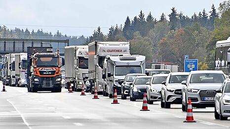 Durch die komplette Sperre der Fahrspuren Richtung M&uuml;nchen bildete sich ein kilometerlanger Stau.