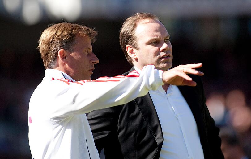 Noch am Samstag notierte er brav, was Louis van Gaal (r.) ihm auftrug: Andries Jonker wird nun Chef &ndash; für fünf Spiele.