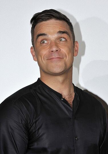 Weltstar im Fan-Gewusel: Robbie Williams verteilte Autogramme vor dem Mathäser-Kino.