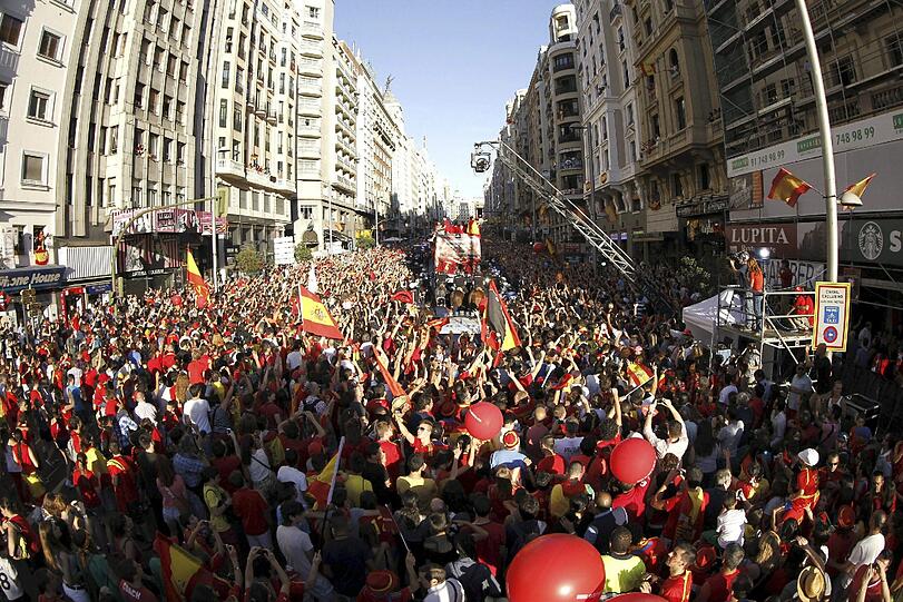 Der Europameister ist zurück in der Heimat - die besten Bilder der Ankunft von Casillas, Iniesta und Co. in Madrid.