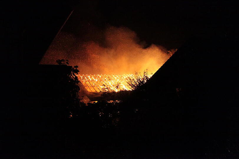 Feuerwehreinsatz in der Nacht zum Dienstag in Heldenstein: Ein Blitzschlag hat das Anwesen in Brand gesetzt. Es entstand ein Schaden in Höhe von einer halben Million Euro. Die Bilder vom Einsatz...
