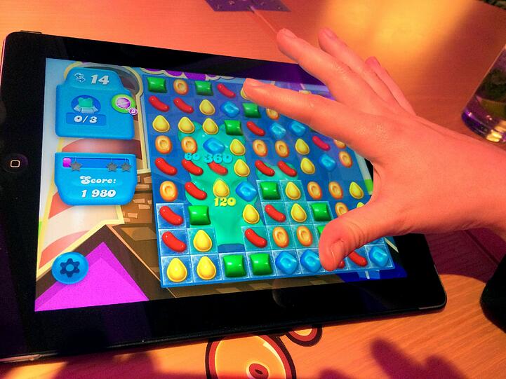 Ein britischer Abgeordneter wurde erwischt, als er während einer Ausschuss-Sitzung das Spiel "Candy Crush Saga" spielte.