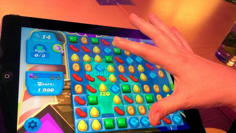 Ein britischer Abgeordneter wurde erwischt, als er während einer Ausschuss-Sitzung das Spiel "Candy Crush Saga" spielte. Ein britischer Abgeordneter wurde erwischt, als er während einer Ausschuss-Sitzung das Spiel "Candy Crush Saga" spielte.
