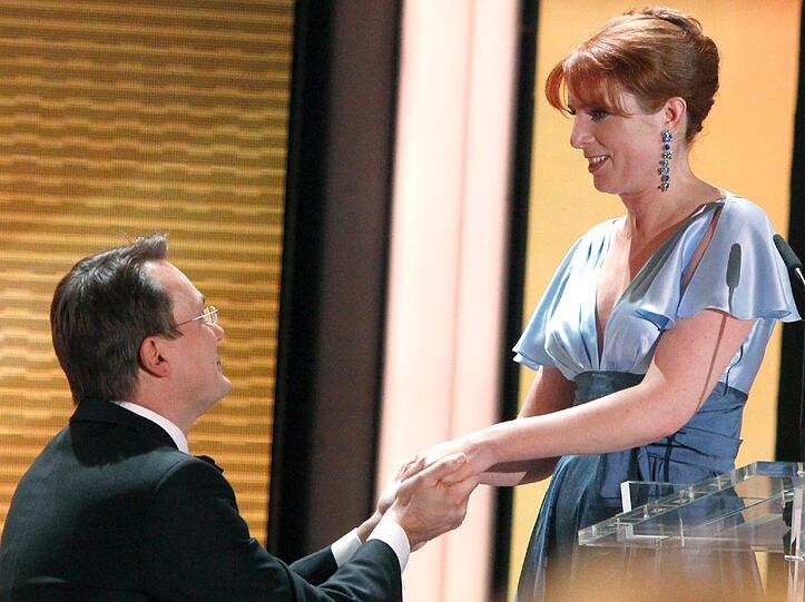 Bei der Verleihung der Goldenen Kamera hat Monica Lierhaus Rolf Hellgardt 2011 vor laufender Kamera einen Heiratsantrag gemacht.