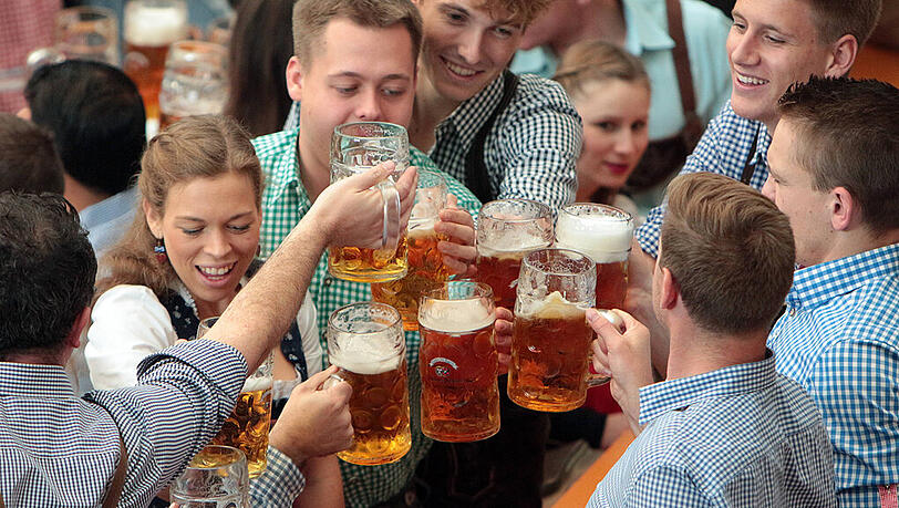Ein Prosit der Wiesn-Gemütlichkeit. Ein Prosit der Wiesn-Gemütlichkeit.