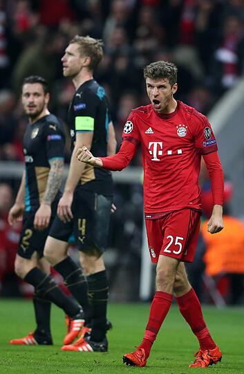 Thomas Müller jubelt, Per Mertesacker ist frustriert. Anders ausgedrückt: Der FC Bayern fegt Arsenal mit 5:1 aus der Arena.
