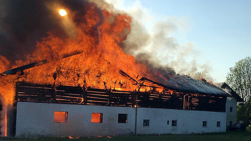 In Polling im Landkreis Weilheim-Schongau hat ein Feuer eine große Schneune zerstört. Die Bilder vom Brand.