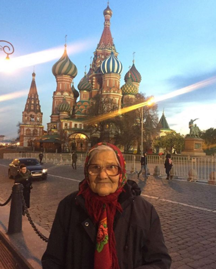 Baba Lena reist quer durch die Welt. Klicken Sie sich durch die Bilder.