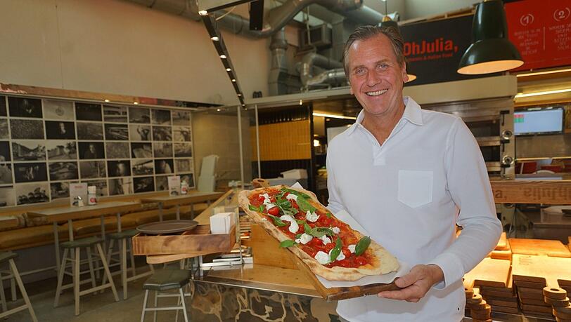 Marc Uebelherr in seinem Lokal "OhJulia": In seinen Händen hält er eine große Pizza Caprese (Preis: 23 Euro). Marc Uebelherr in seinem Lokal "OhJulia": In seinen Händen hält er eine große Pizza Caprese (Preis: 23 Euro).
