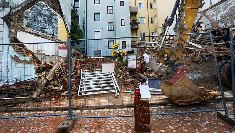 Ein Bagger hat das Haus dem Erdboden gleichgemacht, obwohl das Gebäude unter Denkmalschutz stand. Ein Bagger hat das Haus dem Erdboden gleichgemacht, obwohl das Gebäude unter Denkmalschutz stand.