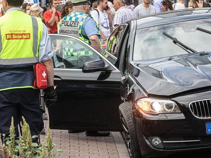 Ein beschädigtes Fahrzeug wird nach dem Polizeieinsatz untersucht.