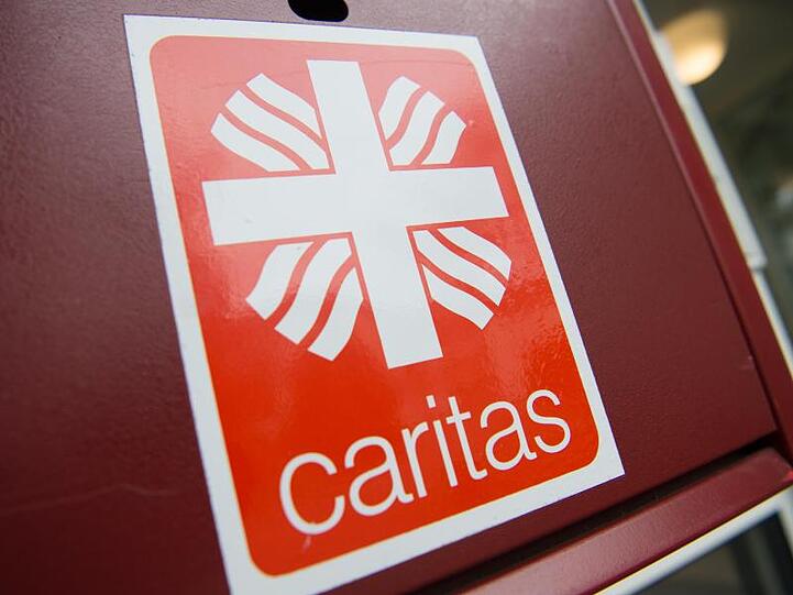 Auf einem Briefkasten im Seniorenzentrum ist das Logo der Caritas zu sehen. Foto: Christophe Gateau/Archivbild