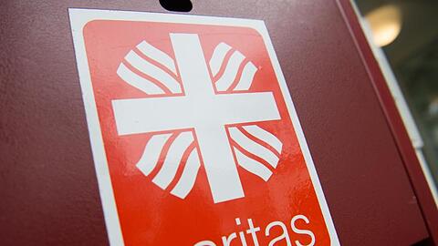 Auf einem Briefkasten im Seniorenzentrum ist das Logo der Caritas zu sehen. Foto: Christophe Gateau/Archivbild