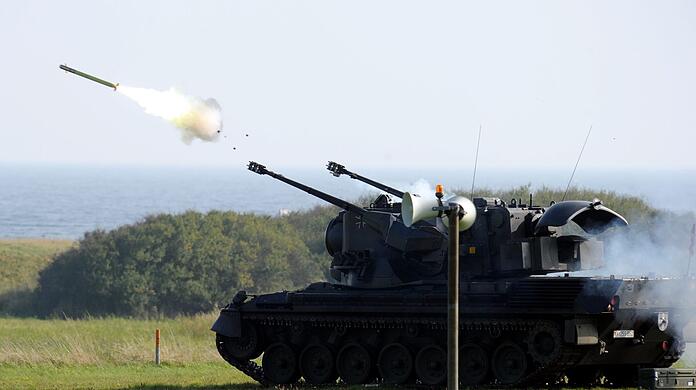 Ein Flugabwehrpanzer vom Typ "Gepard 1A2" feuert auf dem Schießplatz im schleswig-holsteinischen Todendorf eine Stinger-Flugabwehrrakete ab.