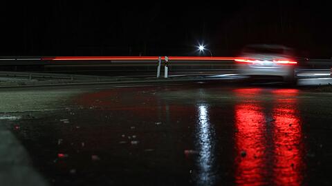 Wer in den kommenden Tagen auf Bayerns Straßen unterwegs ist, sollte sich vor Glätte in Acht nehmen. (Symbolbild)