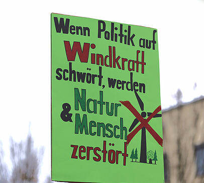 Mit Protestschildern machen Kritiker bereits 2024 in Alt&ouml;tting auf sich aufmerksam.