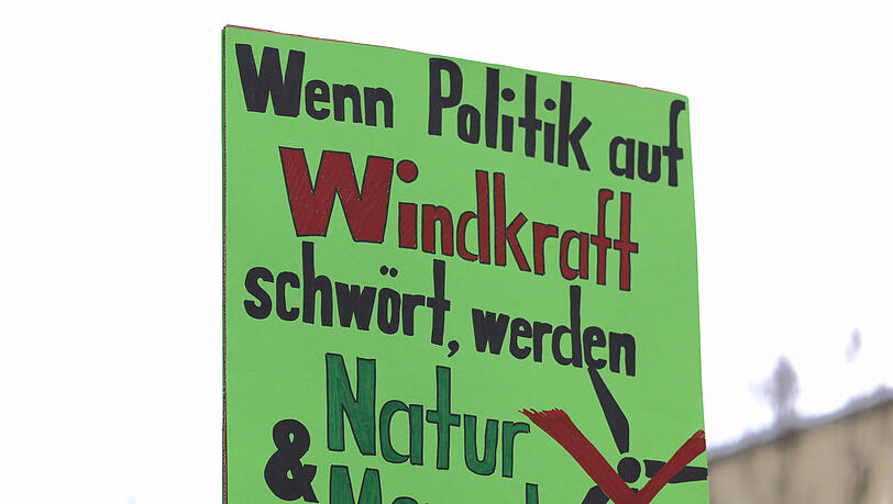 Mit Protestschildern machen Kritiker bereits 2024 in Alt&ouml;tting auf sich aufmerksam.