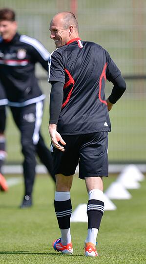 Entspannt wirkende Bayern-Spieler beim Abschlusstraining: Auch die von einigen Fans entzündeten Bengalos können die Konzentration von Lahm, Schweinsteiger & Co nicht stören. Die Bilder vom Training.