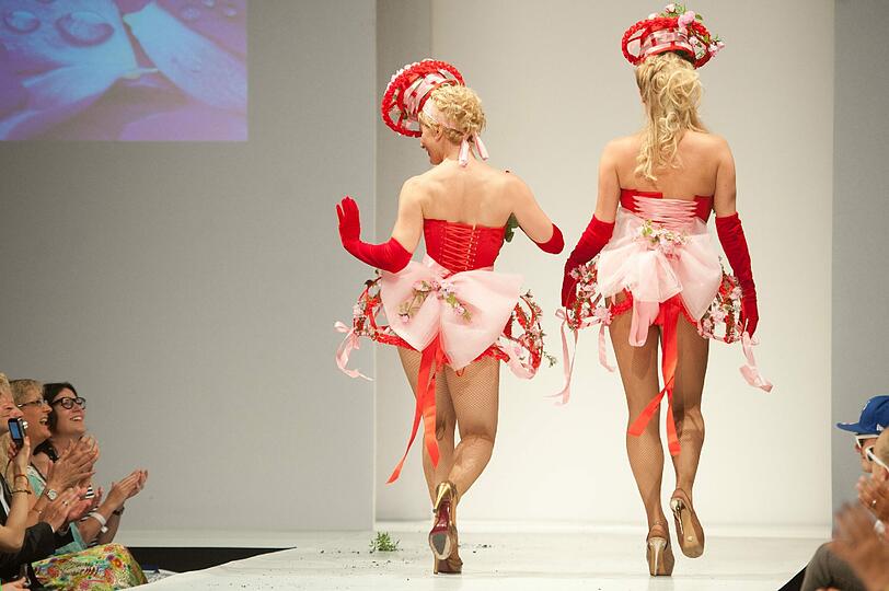 So sexy ist die Berliner Fashion Week - die besten Bilder vom Laufsteg und dem bunten Promi-Treiben drumherum.