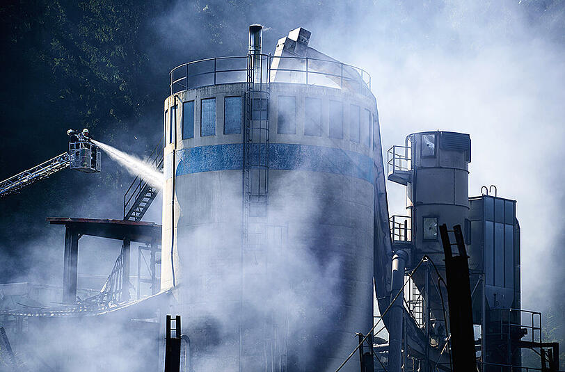Schier endloser Kampf gegen die Flammen - die Bilder vom Morgen danach: postapokalyptisch. Vom den Sägewerk in Oberfranken blieb nicht viel übrig.