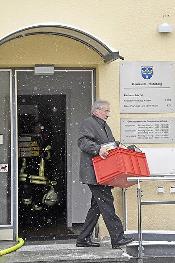 Auch Neubibergs Zweiter Bürgermeister Volker Buck hilft bei den Aufräumarbeiten mit.