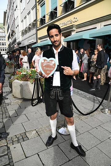 Sami Slimani mit einem Tiffany-Herz