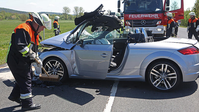Die Einsatzkräfte der Feuerwehr benötigten 45 Minuten, um den Mann aus dem Audi-Wrack zu befreien.