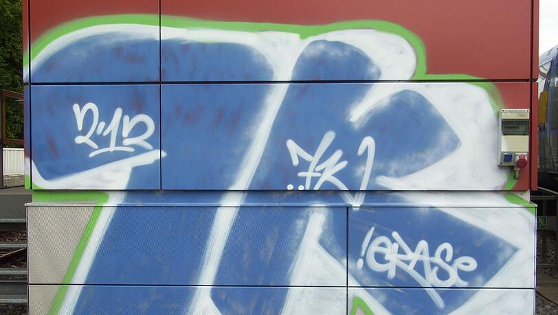 In Serie: das Schriftzeichen "7K". In Serie: das Schriftzeichen "7K".