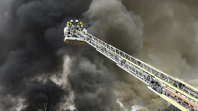 Rund 100 Einsatzkräfte waren vor Ort, um den Brand zu löschen. Die Bilder vom Großeinsatz der Feuerwehr.