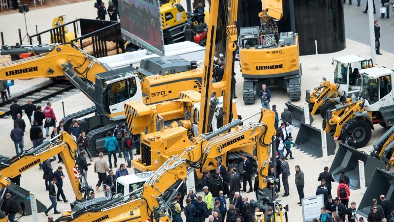 Viele Besucher gehen während der Baumesse Bauma über den Messestand der Firma "Liebherr". Foto: Sven Hoppe/Archiv Viele Besucher gehen während der Baumesse Bauma über den Messestand der Firma "Liebherr". Foto: Sven Hoppe/Archiv