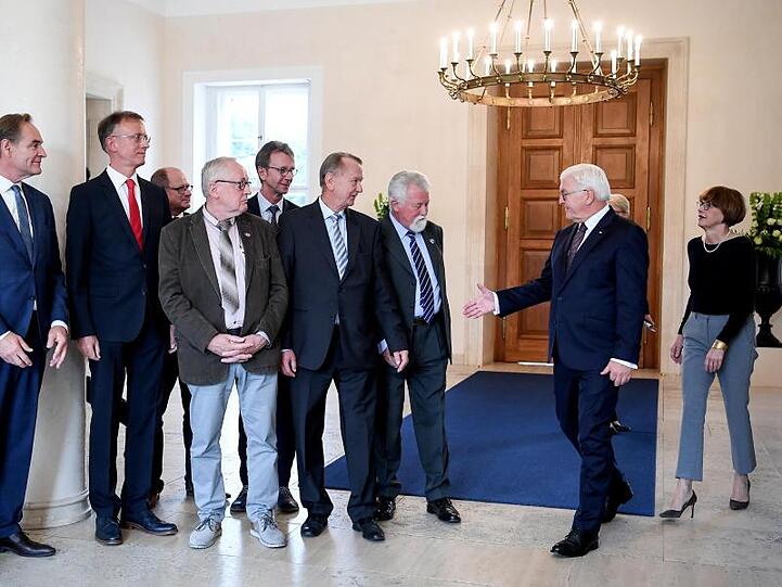Teilnehmer des Treffens sind haupt- und ehrenamtliche Bürgermeister und Repräsentanten des Deutschen Städtetags und des Deutschen Städte- und Gemeindebundes.