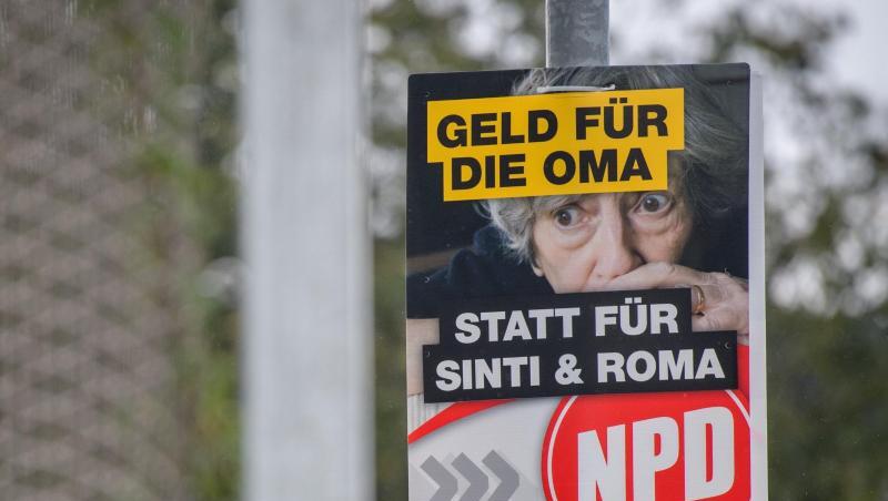 Ein Wahlplakat der NPD mit der Aufschrift "Geld für die Oma statt für Sinti und Roma" hängt am Straßenrand. Foto: Matthias Balk/Archivbild Ein Wahlplakat der NPD mit der Aufschrift "Geld für die Oma statt für Sinti und Roma" hängt am Straßenrand. Foto: Matthias Balk/Archivbild
