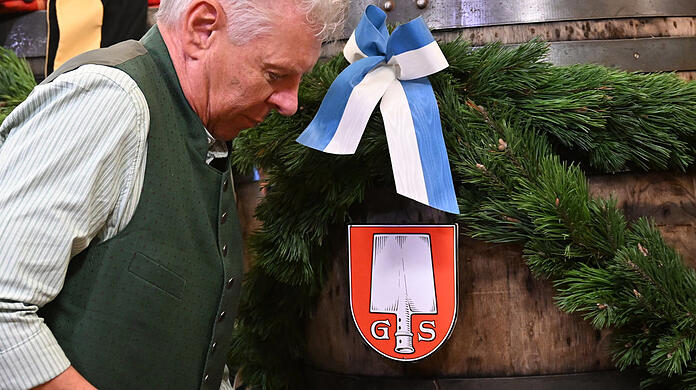 OB Dieter Reiter am arbeiten: Oans, zwoa, drei - dann ist ozapft. Prosit!