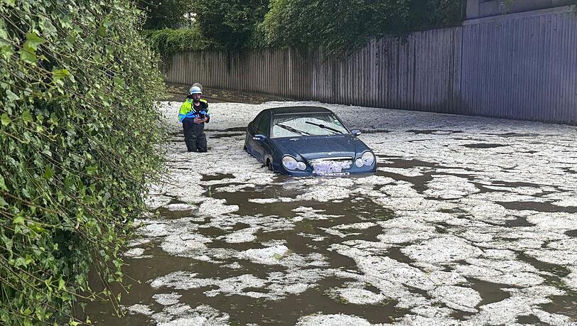 Es soll hageln und sehr viel in kurzer Zeit regnen (Symbolbild).