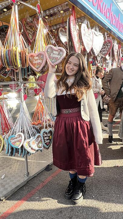 Herzig: Godiva Adela alias Maja posiert mit Wiesn-Zuckerln.