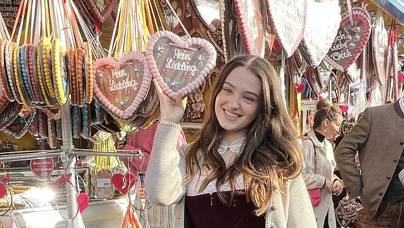 Herzig: Godiva Adela alias Maja posiert mit Wiesn-Zuckerln. Herzig: Godiva Adela alias Maja posiert mit Wiesn-Zuckerln.