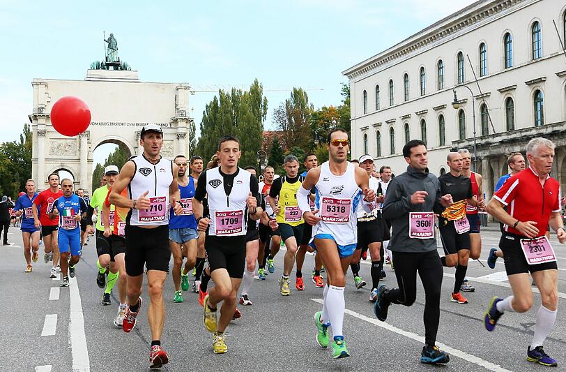 Bunte Kostüme, Kinder feuern ihre Eltern an, viel Schweiß und gute Laune: Die Bilder vom München Marathon 2012