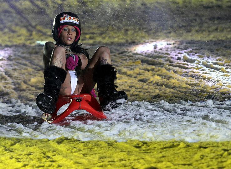 Nacktrodeln sorgt für Spaß im Harz: 25 000 Besucher ließen sich das Spektakel im vergangenen Jahr nicht entgehen - mit dabei: das schwedische Topmodel Markus Schenkenberg.