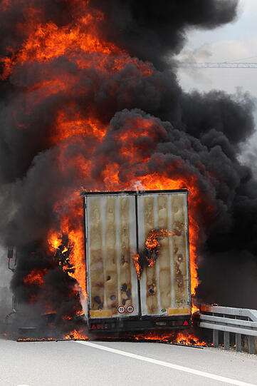 Spektakulärer Lkw-Brand auf der A94 &ndash; die Bilder vom Feuerwehreinsatz.