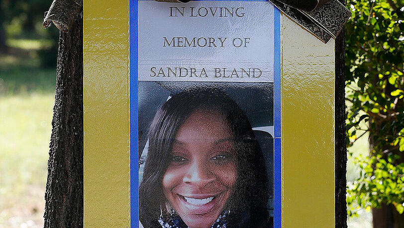 Trauer um Sandra Bland im texanischen Prairie View: Die junge Schwarze war wegen eines Verkehrsverstoßes festgenommen worden und im Gefängnis gestorben. Trauer um Sandra Bland im texanischen Prairie View: Die junge Schwarze war wegen eines Verkehrsverstoßes festgenommen worden und im Gefängnis gestorben.