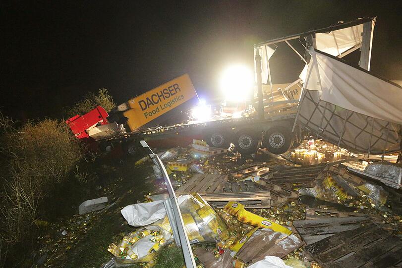 Die A3 glich einem Schlachtfeld: Bei dem Unfall krachten drei Lkws ineinander. Einer verlor dabei 23 Tonnen Salatöl.
