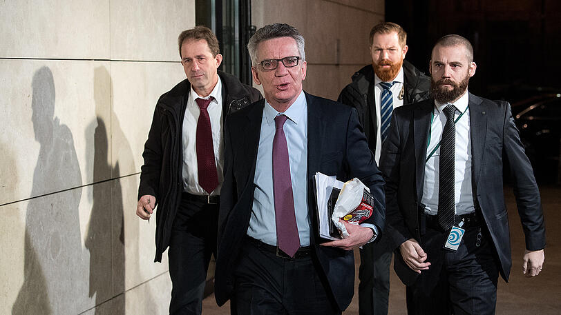 Bundesinnenminister Thomas de Maiziere (CDU, 2.v.l.) kommt am Freitagmorgen erneut zur Fortsetzung der Sondierungen von Union und SPD im Willy-Brandt-Haus in Berlin.