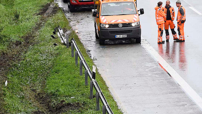 Für die Arbeiten mussten zwei der drei Fahrspuren auf der A99 gesperrt werden.