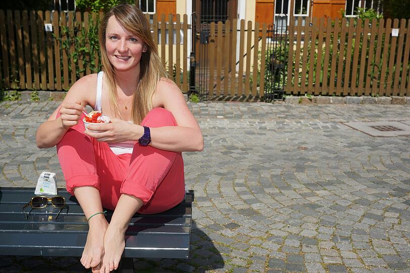 Christina in lässiger Hose und mit Top.
