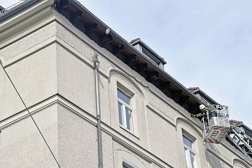 In der Kapuzinerstraße sind Teile eines Hausdachs einfach auf die Straße gefallen.