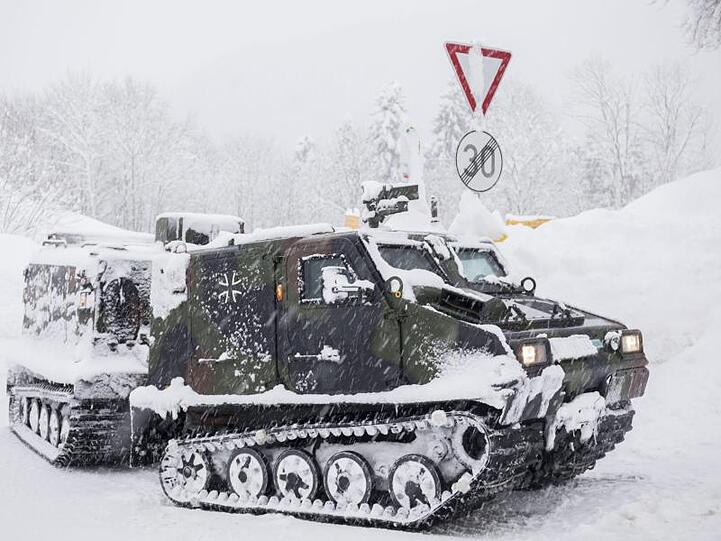 Ein Kettenfahrzeug der Bundeswehr unternimmt eine Versorgungsfahrt zur Siedlung Buchenhöhe in Berchtesgaden. Foto: Bernd März